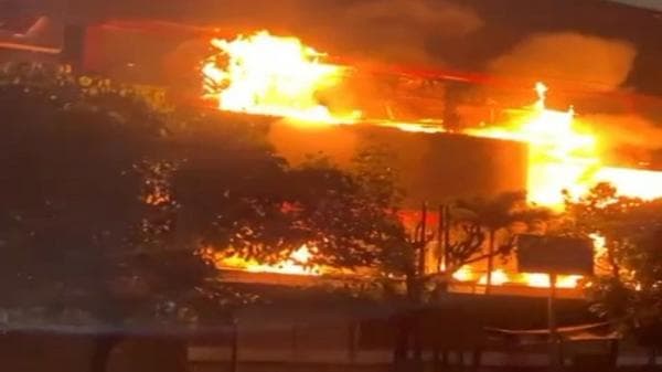 Proses Pendinginan Kebakaran Mal Malang Plaza Masih Berlangsung usai 9 Jam Proses Pemadaman Api