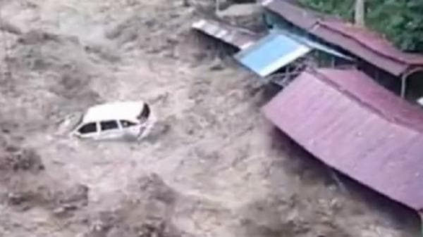 Penampakan Mobil Terbawa Hanyut Saat Banjir Bandang di Deli Serdang