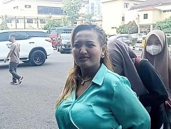 Resmi Ditahan Terkait Konten Makan Daging Babi, Selebgram Lina Mukherjee Syok