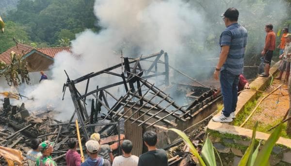Satu Rumah Permanen di Cisompet Garut Ludes Terbakar Kobaran Api