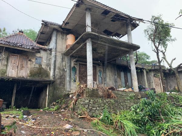 Penampakan Rumah Dokter Wayan Usai Dibersihkan Aparat dan Warga Setempat Penampakan Rumah Dokter Wayan Usai Dibersihkan Aparat dan Warga Setempat