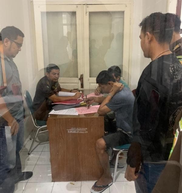 Polda Aceh Serahkan Dua Orang Tersangka dan Barang Bukti Sabu 81 Bungkus Ke Kejari Bireuen