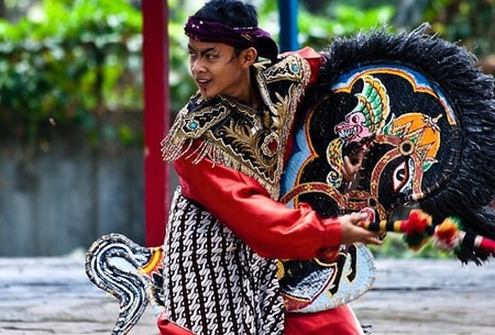 Tari Kuda Lumping: Sejarah, Makna, Jenis, dan Properti yang Digunakan Tari Kuda Lumping: Sejarah, Makna, Jenis, dan Properti yang Digunakan