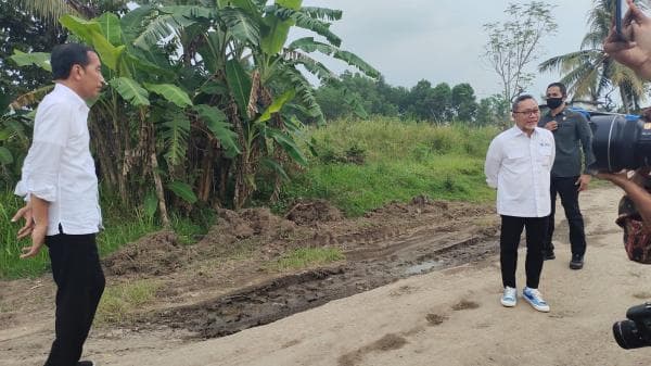 Jalan Rusak di Lampung, Mendag Zulhas: Saking Malunya, Kita Antar  Presiden ke Sini