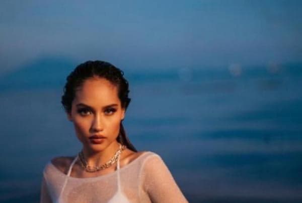 Potret Hot Cinta Laura Pakai Baju Transparan di Pantai, Kelihatan Bra Putih Potret Hot Cinta Laura Pakai Baju Transparan di Pantai, Kelihatan Bra Putih