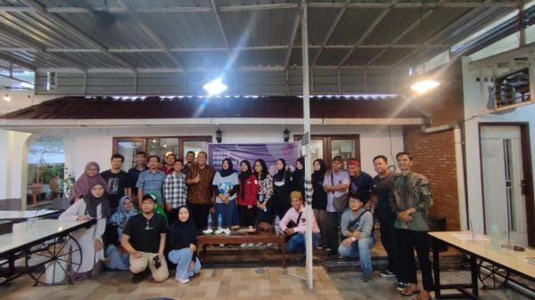 Independensi Media dan Demokrasi Saling Terkait Erat Satu Sama Lain Independensi Media dan Demokrasi Saling Terkait Erat Satu Sama Lain