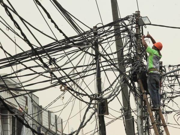 Dinilai Bahaya! Kapan Kabel Listrik di Indonesia Terapkan Sistem Bawah Tanah Seperti di Amerika? Dinilai Bahaya! Kapan Kabel Listrik di Indonesia Terapkan Sistem Bawah Tanah Seperti di Amerika?