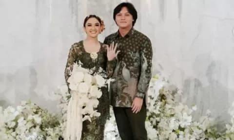 Prosesi Lamaran Diam-diam, Rizky Febian dan Mahalini Resmi Tunangan Prosesi Lamaran Diam-diam, Rizky Febian dan Mahalini Resmi Tunangan