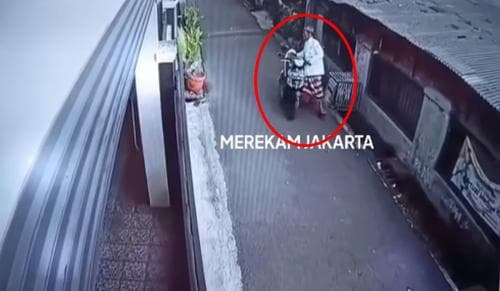Waduh! Pria Bersarung Curi Bebek di Kebon Jeruk, Aksinya Terekam CCTV