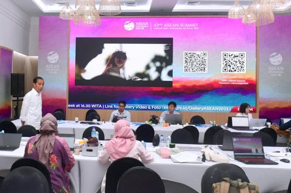 Presiden Jokowi Kunjungi Media Center KTT ke-42 ASEAN di Labuan Bajo