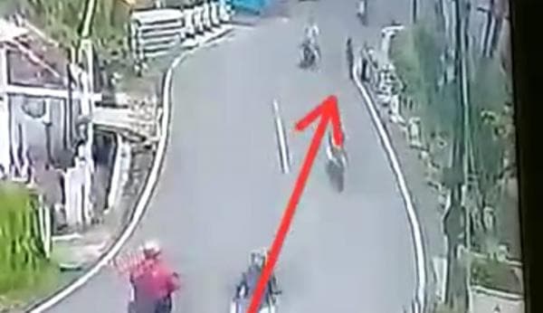 Viral Rekaman CCTV Tabrak Lari di Jalan Arah Cijapati Kadungora Garut Viral Rekaman CCTV Tabrak Lari di Jalan Arah Cijapati Kadungora Garut