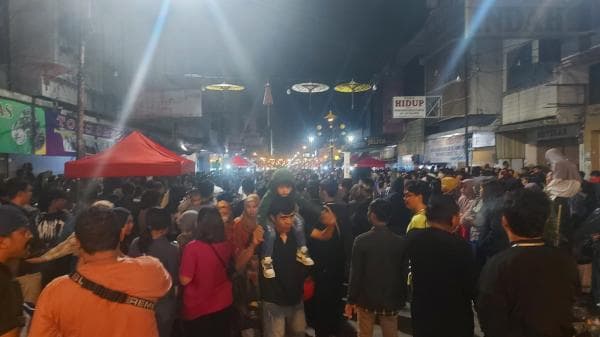 Ribuan Warga Kunjungi Tcihideung Festival 2023 di Kawasan Pedestrian Cihideung Kota Tasikmalaya Ribuan Warga Kunjungi Tcihideung Festival 2023 di Kawasan Pedestrian Cihideung Kota Tasikmalaya