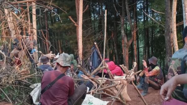 2 Pelajar SMP Diamankan Polisi Bersama Gurandil di Lokasi Tambang Emas Ilegal Cibuluh Ciemas 2 Pelajar SMP Diamankan Polisi Bersama Gurandil di Lokasi Tambang Emas Ilegal Cibuluh Ciemas