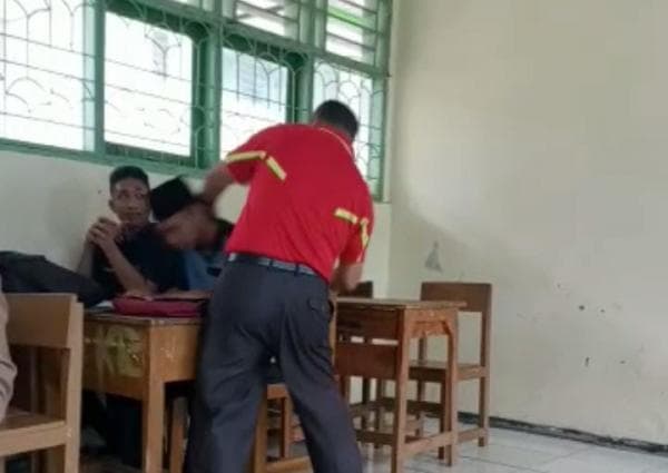 Geger, Beredar Video Dugaan Aksi Kekerasan Guru Terhadap Murid di SMK Bengkulu Utara Geger, Beredar Video Dugaan Aksi Kekerasan Guru Terhadap Murid di SMK Bengkulu Utara