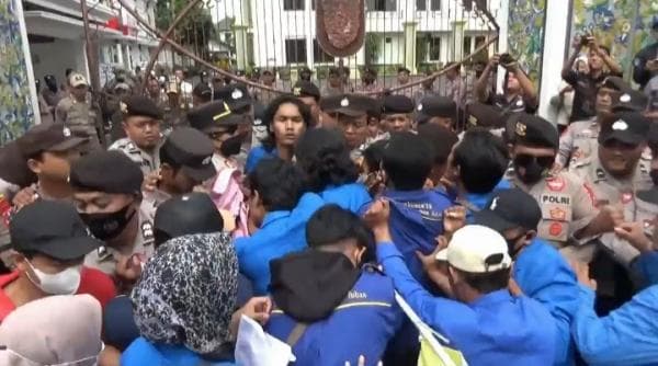 Unjuk Rasa Mahasiswa Geruduk Pemkab Tuban Ricuh, Pasca Runtuhnya Gedung Korpri