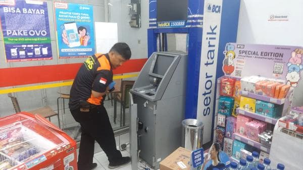 Alfamart Jamanis Tasikmalaya Dibobol Maling, Pelaku Jebol Mesin ATM Alfamart Jamanis Tasikmalaya Dibobol Maling, Pelaku Jebol Mesin ATM