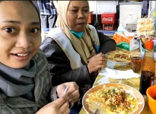 Unik, Meski Encer Bubur Ayam Ini Pembelinya Banyak Dari Luar Cianjur Unik, Meski Encer Bubur Ayam Ini Pembelinya Banyak Dari Luar Cianjur