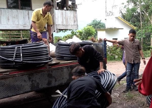 Dewi Sartika Pasande Serahkan Bantuan Pipa Air Bersih di Lembang Makuan Pare Toraja Utara