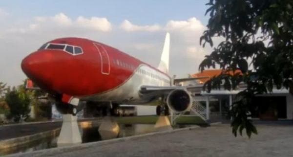 Viral! Begini Penampakan Pesawat Parkir di Rumah Sultan Nganjuk Viral! Begini Penampakan Pesawat Parkir di Rumah Sultan Nganjuk