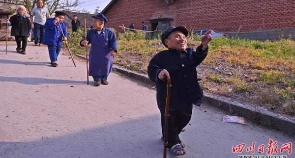 Mirip Negeri Dongeng, Sebuah Desa di Dunia Dihuni Kurcaci Mirip Negeri Dongeng, Sebuah Desa di Dunia Dihuni Kurcaci