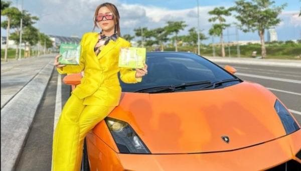 Fanny Frans Pemenang Arisan Viral Rp2,5 Miliar, Dikenal Dermawan dan Sering Tampil Glamor Fanny Frans Pemenang Arisan Viral Rp2,5 Miliar, Dikenal Dermawan dan Sering Tampil Glamor