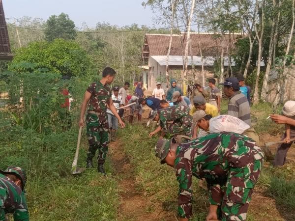 Skadron-12/Serbu Puspenerbad bersama Aparatur Kampung dan Masyarakat Suma Mukti gelar Gotong Royong Skadron-12/Serbu Puspenerbad bersama Aparatur Kampung dan Masyarakat Suma Mukti gelar Gotong Royong