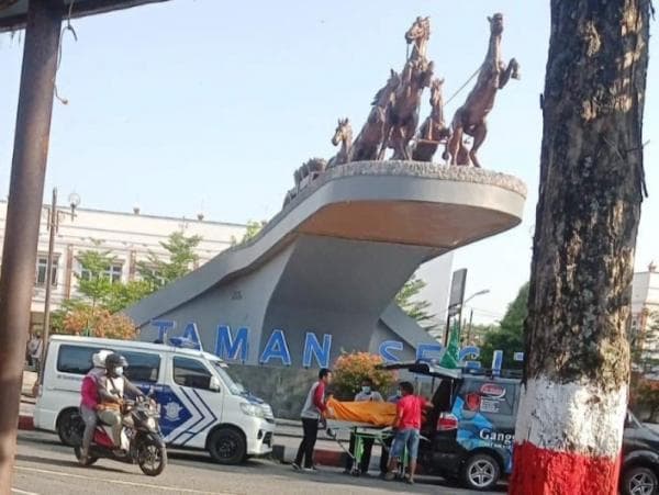 Warga Dikejutkan Dengan Penemuan Mayat Pria di Taman Segitiga Emas Purwodadi Warga Dikejutkan Dengan Penemuan Mayat Pria di Taman Segitiga Emas Purwodadi