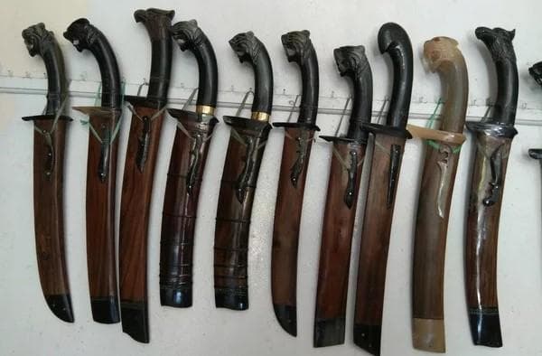 Keunikan dan Sejarah Golok Galonggong Manonjaya Tasikmalaya: Senjata Tradisional Jawa Barat Keunikan dan Sejarah Golok Galonggong Manonjaya Tasikmalaya: Senjata Tradisional Jawa Barat