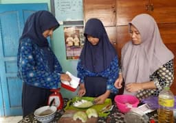 Inspiratif, Siswa SMP Muhammadiyah Kembaran Ciptakan Kerupuk dan Permen Jelly dari Pepaya Muda