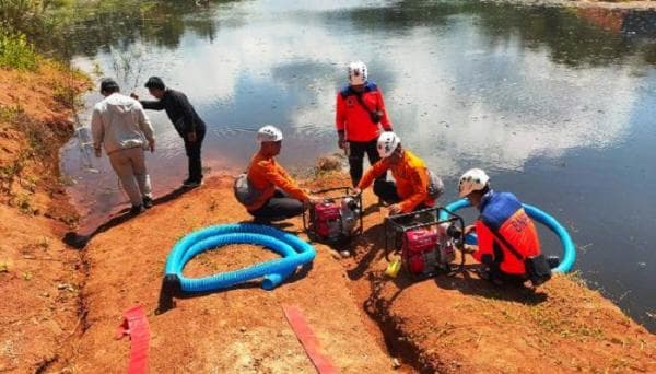 Tanah Buangan Proyek Tol Cisumdawu Sebabkan Genangan air di Areal Persawahan Tanah Buangan Proyek Tol Cisumdawu Sebabkan Genangan air di Areal Persawahan