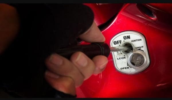 Pakai Kunci Letter T, 2 Pria Berhasil Curi Motor Mahasiswi di Rumah Kos Banjarejo Pakai Kunci Letter T, 2 Pria Berhasil Curi Motor Mahasiswi di Rumah Kos Banjarejo