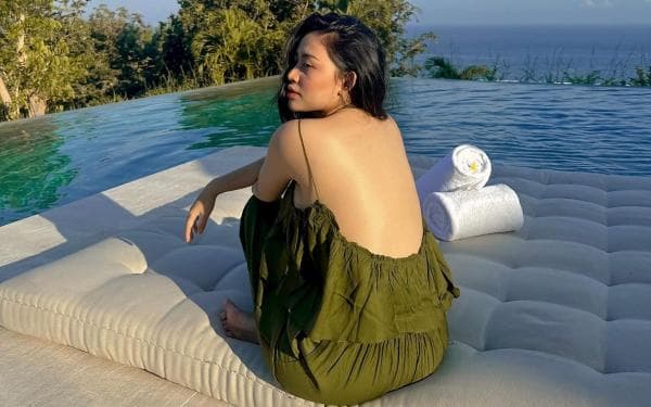 Pose Menggoda Selebgram yang Jadi Janda, Pamer Foto Punggung yang Buat Netizen Berdecak Kagum Pose Menggoda Selebgram yang Jadi Janda, Pamer Foto Punggung yang Buat Netizen Berdecak Kagum