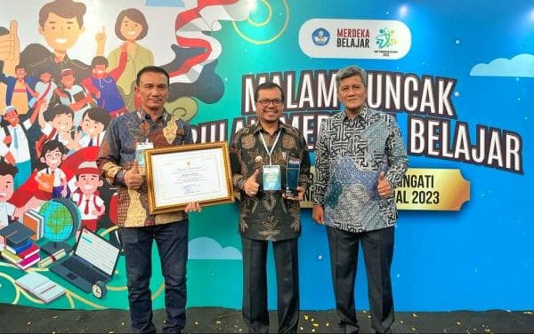 Pj Bupati Aceh Utara Terima Penghargaan Tinggi dari Mendikbud Nadiem Makarim