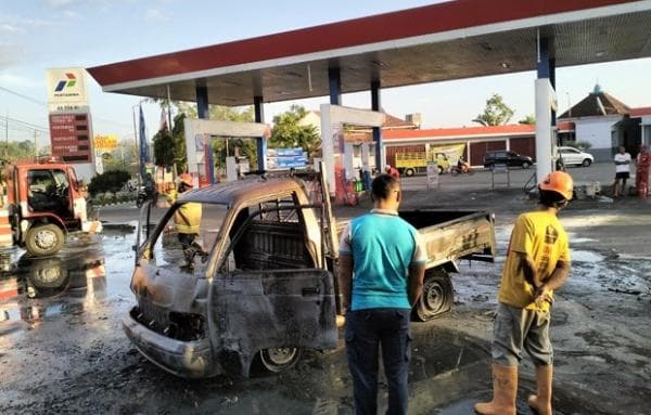Mobil Pikap Ludes Terbakar, Ternyata Pengemudi Main HP saat Isi Bensin di SPBU