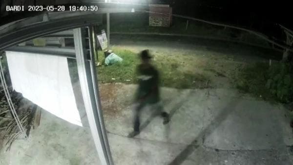 Terekam CCTV Dua Orang Yang Coba Bakar Studio Foto di Gubug Terekam CCTV Dua Orang Yang Coba Bakar Studio Foto di Gubug