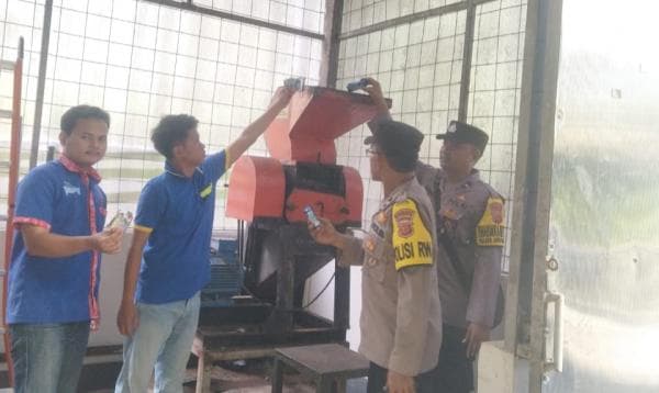 Bersama PT Wings Polsek Sindangbarang Polres Cianjur Musnahkan Barang Produk Wings Bersama PT Wings Polsek Sindangbarang Polres Cianjur Musnahkan Barang Produk Wings