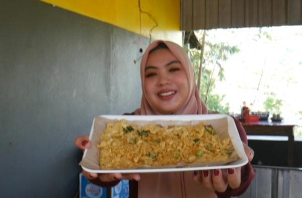 Gurihnya Tempe Mbak Suci yang Lebar, Penjualnya Mirip Syahrini Gurihnya Tempe Mbak Suci yang Lebar, Penjualnya Mirip Syahrini