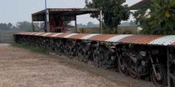 Ini Baru Sultan, Pagar Rumahnya Terbuat dari Deretan Motor Yamaha RXZ Ini Baru Sultan, Pagar Rumahnya Terbuat dari Deretan Motor Yamaha RXZ