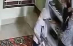 Aksi Pencurian Alquran di Mushola Terekam CCTV, Netizen: Mungkin di Rumah Tidak Ada