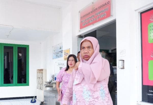 Dieksekusi Jaksa ke Lapas Sidoarjo, Ini Wajah Terpidana Penyiram Kotoran Manusia ke Rumah Tetangga Dieksekusi Jaksa ke Lapas Sidoarjo, Ini Wajah Terpidana Penyiram Kotoran Manusia ke Rumah Tetangga