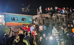 Tabrakan Maut Libatkan 3 Kereta Api di India, Korban Tewas Tembus 200 Orang