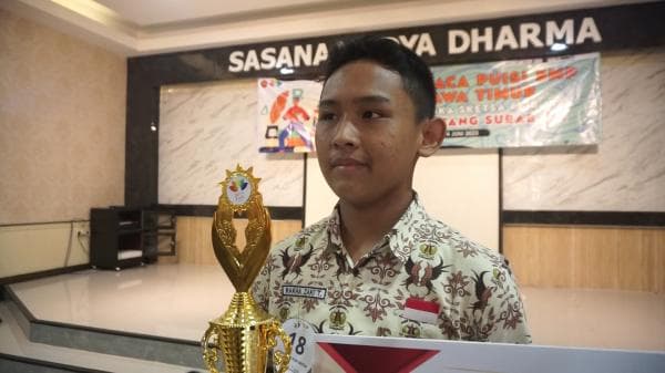 Siswa SMPN I Surabaya Juara 1 Lomba Baca Puisi se-Jawa Timur di SMK Ketintang, Latihannya Otodidak