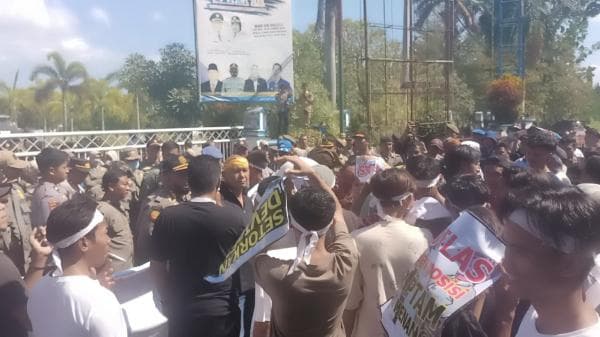 Gabungan Aktivis di Lombok Barat Demontrasi Terkait PTAM Giri Menang Gabungan Aktivis di Lombok Barat Demontrasi Terkait PTAM Giri Menang