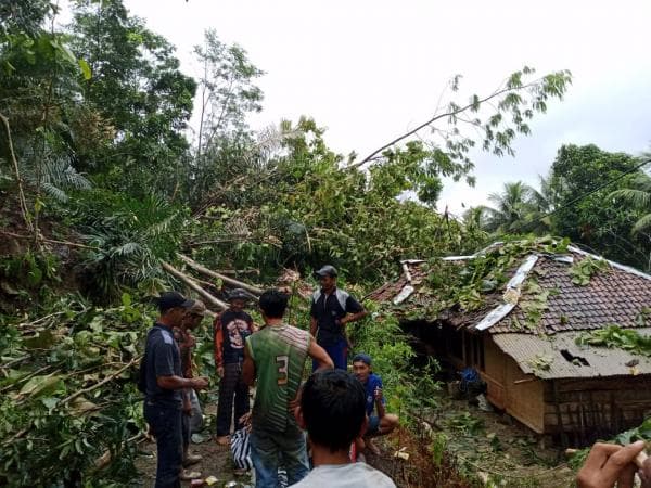 Dilanda Cuaca Buruk, 4 Rumah Warga dan Jembatan di Cianjur Rudak Berat Dilanda Cuaca Buruk, 4 Rumah Warga dan Jembatan di Cianjur Rudak Berat