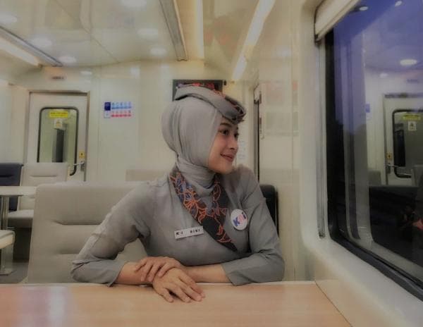 Pengalaman Rini Pramugari Kereta Api: Harus Siap Layani Turis Asing di Dalam KA Pengalaman Rini Pramugari Kereta Api: Harus Siap Layani Turis Asing di Dalam KA