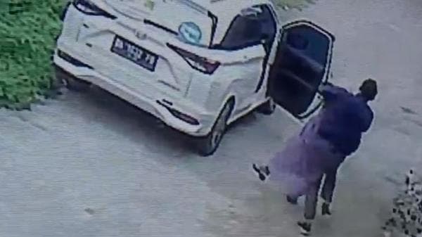 Guru Les di Padang Hampir Jadi Korban Penculikan Mantan Pacar, Digendong Paksa Masuk Mobil Guru Les di Padang Hampir Jadi Korban Penculikan Mantan Pacar, Digendong Paksa Masuk Mobil