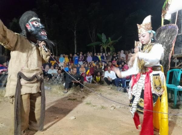 Urut-urutan Sajian Kesenian Rakyat Gendruwon Ayon-ayon Urut-urutan Sajian Kesenian Rakyat Gendruwon Ayon-ayon