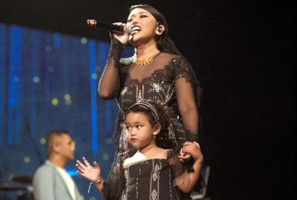 Konser 25 Tahun Glenn Fredly, Mutia Ayu dan Gewa Cantik Berbalut Kain Tenun Tanimbar Konser 25 Tahun Glenn Fredly, Mutia Ayu dan Gewa Cantik Berbalut Kain Tenun Tanimbar