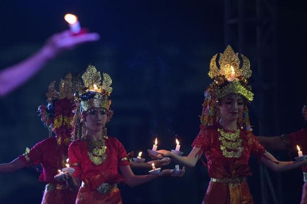 Potret Tari Lilin Siwa di Panggung Festival Sriwijaya XXXI Potret Tari Lilin Siwa di Panggung Festival Sriwijaya XXXI