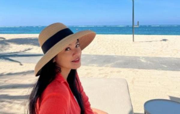 Potret Titi Kamal Liburan di Pantai Bikin Salfok Netizen Potret Titi Kamal Liburan di Pantai Bikin Salfok Netizen